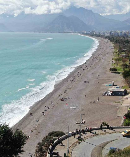 Konyaaltı Sahili'nde selin izleri arasında deniz keyfi