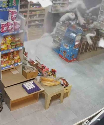 Market dolabı bomba gibi patladı: Korku dolu anlar güvenlik kamerasında