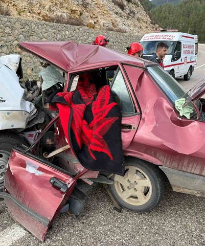 Minibüs ile otomobil kafa kafaya çarpıştı: 2 ölü, 4 yaralı