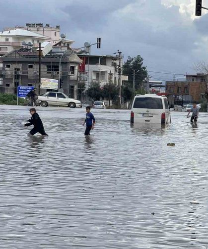 Osmaniye'de kuvvetli yağış: Yollar suyla doldu, araçlar yolda kaldı