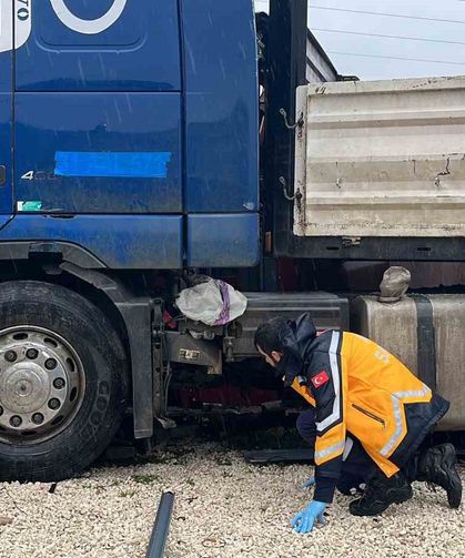 Otobüsle çarpışan tır, barakaya daldı: Ekipler ve vatandaşlar dakikalarca olay yerinde yaralı aradı