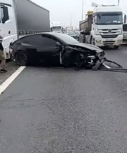 Otopilottaki Tesla karşı şeride daldı