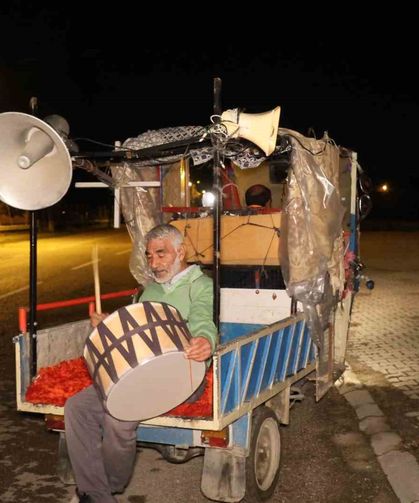 Ramazan davulcusundan hem geleneksel hem teknolojik yöntem