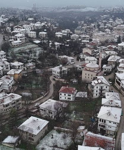 Safranbolu'da kar yağışı tarihi yapıların çatılarını beyaza bürüdü