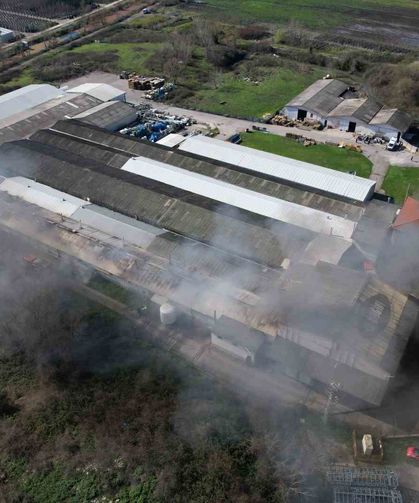 Şekerleme fabrikasında korkutan yangın: Ekipler seferber oldu