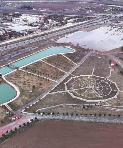 Sivas'ta yağmur suları ikiz gölet oluşturdu