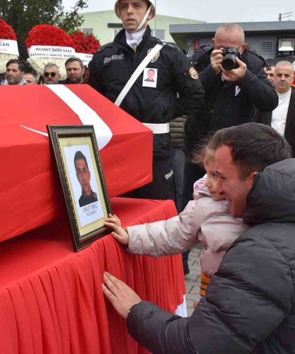 Son veda yürek yaktı: Küçük kız babasını tebessümle uğurladı