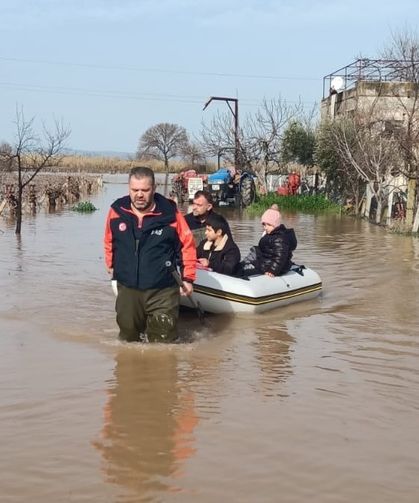 Su baskınında mahsur kalan 4'ü çocuk 5 kişi kurtarıldı
