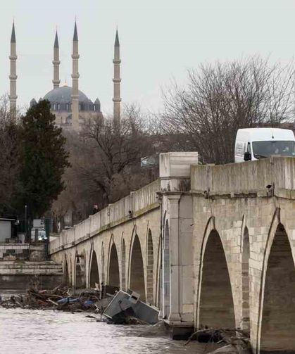Tarihi Meriç Köprüsü atıklara teslim oldu