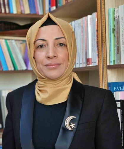 Üniversiteye girebilmek için çıkardığı başörtüsüyle akademisyen olarak kürsüye çıktı