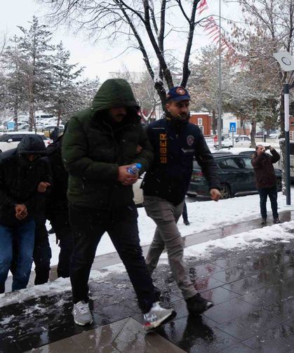 Yasal araç kiralama web sitesi kurarak vatandaşları dolandırdılar