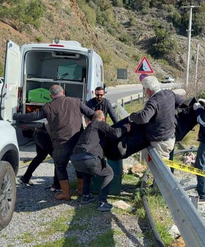 Yol kenarında ölü bulunan kadının kocası ile oğlu tutuklandı