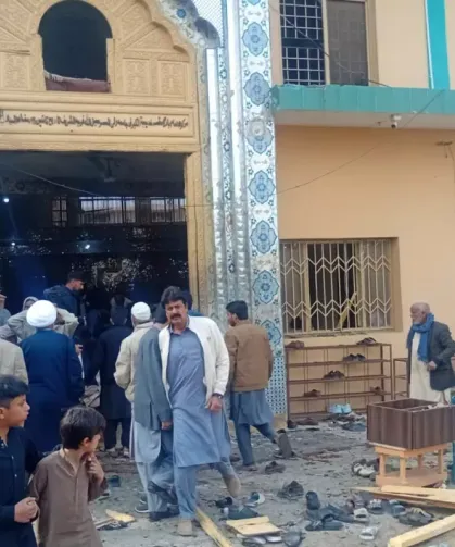 Pakistan'da cuma namazı sırasında camiye saldırı: 10 ölü, 80 yaralı