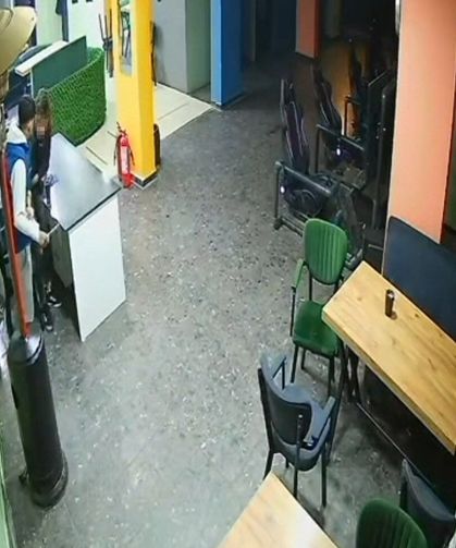 17 yaşındaki çocuğun bıçaklandığı anlar güvenlik kamerasında