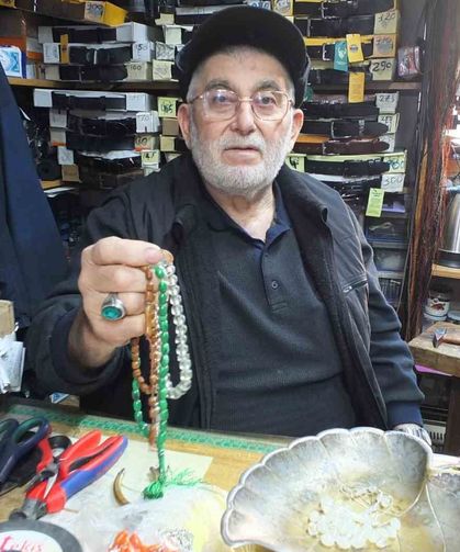 71 yaşındaki Cevat Dede tespih dizerek para kazanıyor