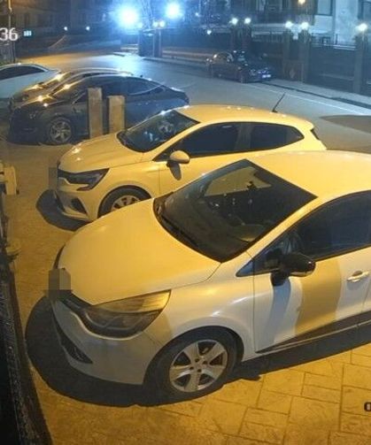 Alevlere teslim olan otomobil dakikalarca böyle yandı