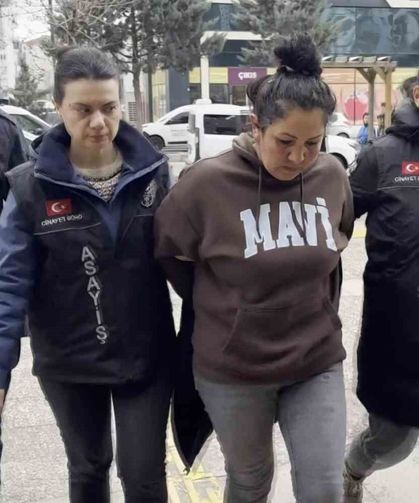 Annesinin sevgilisini bıçaklayan genç ve polise tokat atan annesi tutuklandı