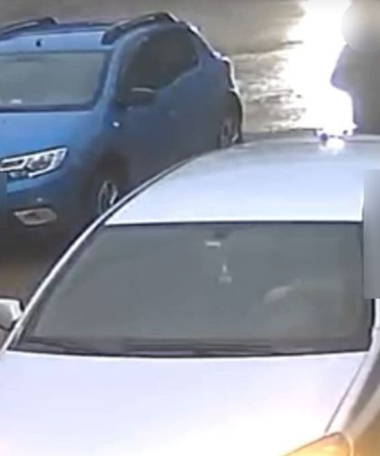 Aracın altında kalmaktan son anda kurtuldu