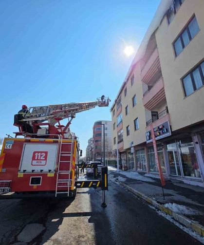 Ardahan'da çatılarda tehlike oluşturan buz sarkıtları temizleniyor