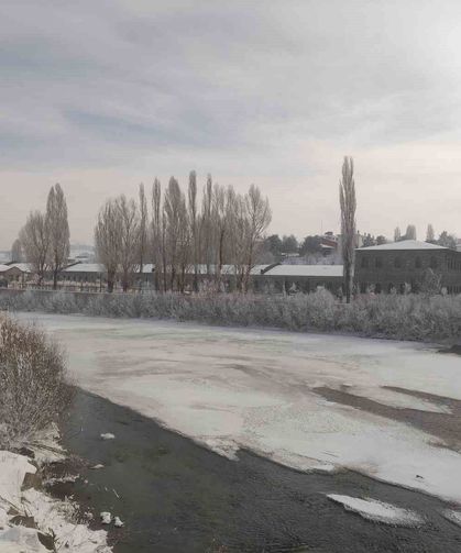 Ardahan'da kar yerini soğuk havaya bıraktı