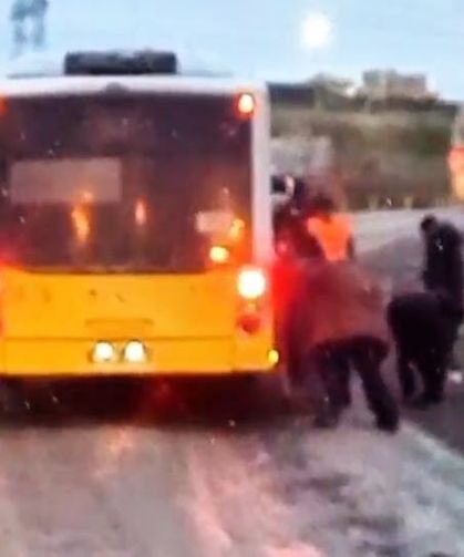 Arnavutköy'de çamurlu yolda ilerleyemeyen İETT otobüsünü vatandaşlar itti