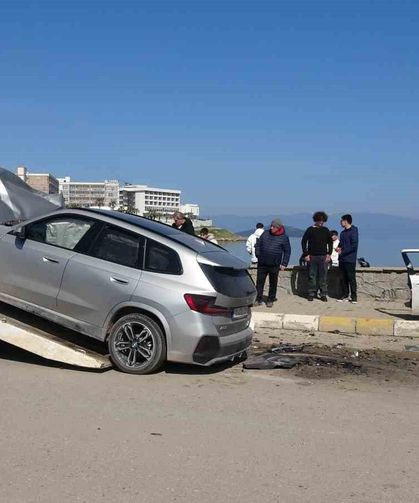 Ayvalık'ta iki araç çarpıştı 2'si ağır 6 kişi yaralandı
