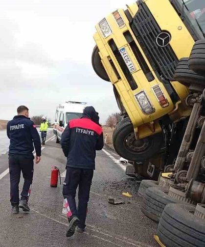 Balık yemi yüklü tır devrildi