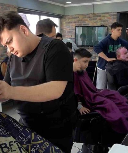 Berberlerde bayram tıraşı mesaisi: 'Sabaha kadar devam ediyoruz'