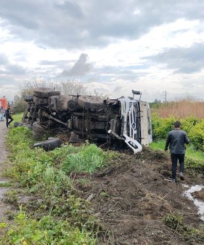 Devrilen tankerden litrelerce akaryakıt portakal bahçesine aktı