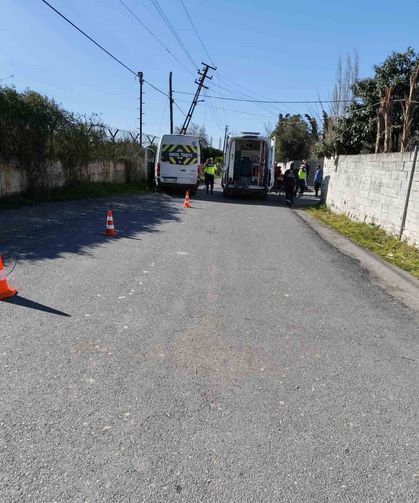 Dörtyol'da öğrenci servisi elektrik direğine çarptı: 4 yaralı