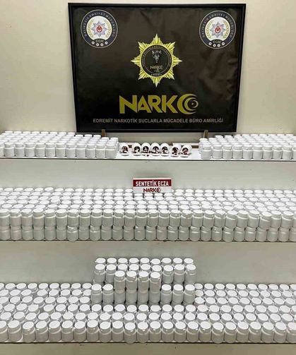 Edremit'te araçta 42 bin 600 sentetik ecza ele geçirildi