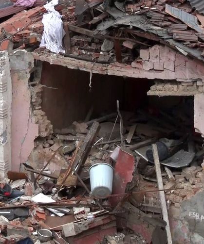 Fatih'te çöken binaların ardından çevrede hasar tespit çalışması başlatıldı