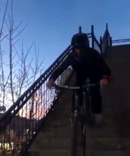 Gençlerin bisikletle merdivenler üzerindeki gösterisi nefes kesti