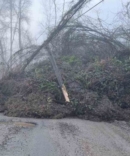 Heyelan köy yolunu ulaşıma kapattı