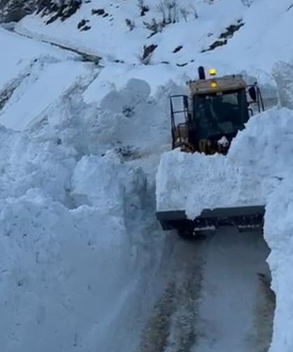 Hizan'da köy yoluna çığ düştü