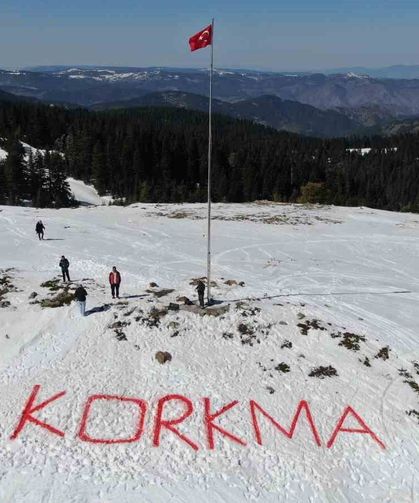 Ilgaz Dağı'nın zirvesinde anlamlı anma: İstiklal Marşı'nın ilk kelimesi kara nakşedildi