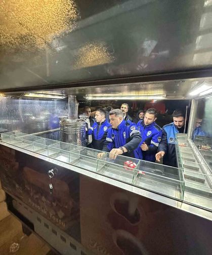 İzmir'de iki bardak çayı 300 liraya satan satıcıların malzemelerine el konuldu