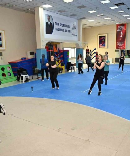 Kadınlar zumba ile hem spor yapıyor hem sosyalleşiyor