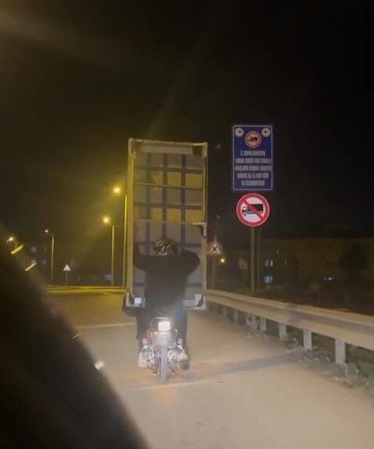 Kanepeyi motosikletle taşıdılar