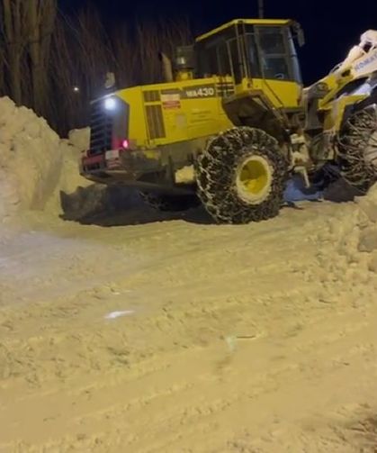 Kar kalınlığı iş makinesinin boyunu geçti