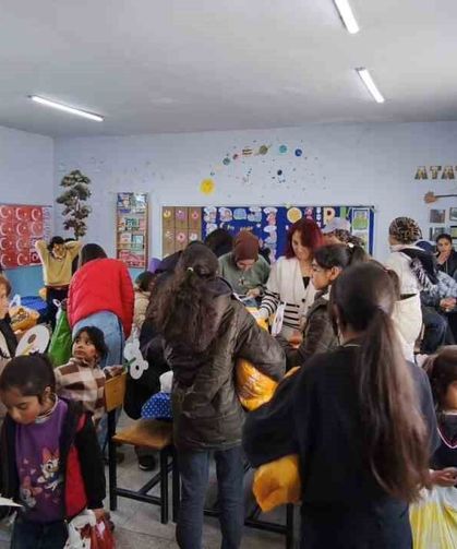 Kar tünellerinden geçerek zorlu yolları aştılar, kış şartlarında 2 bin 700 rakımlı köyde minik yürekleri ısıttılar