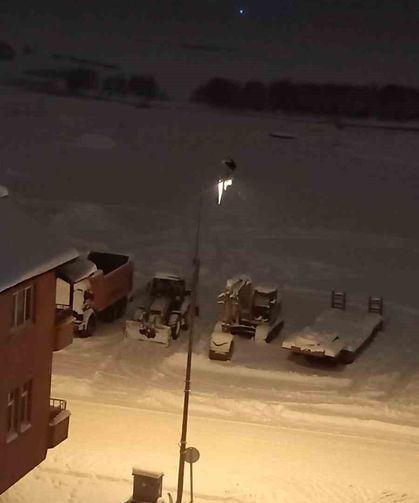 Kar ve soğuğa rağmen elektrik direğinde ayakta duran Leylek dikkat çekti