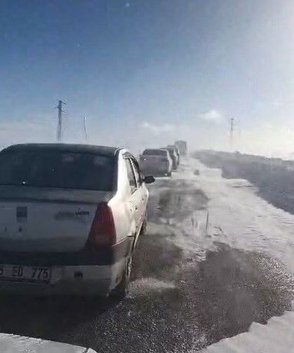 Kars-Göle yolunda onlarca araç mahsur kaldı