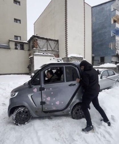 Kars'ta küçük otomobil kara saplandı: Vatandaşlar ite kaka kurtardı, o anlar viral oldu