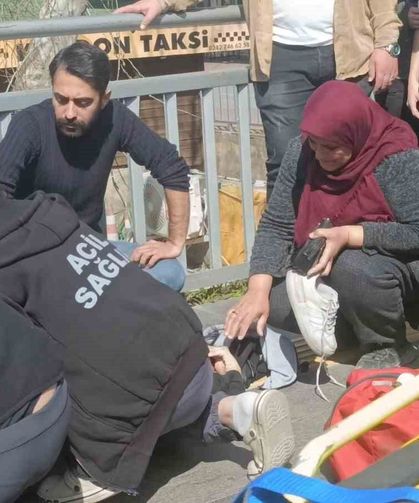 Kaza haberini alıp geldi, kızının elini tutup başını okşayarak teselli etti