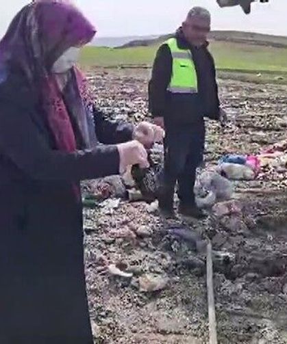 Lahana poşetinde sakladığı altınları çöpe atıldı