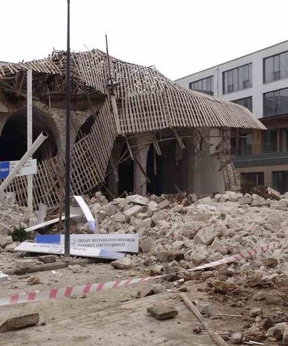 Malatya'da restorasyondaki caminin duvarında göçük meydana geldi: 1 yaralı