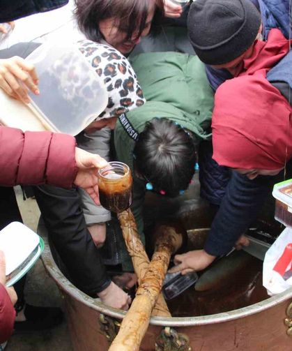 Mesir Macunundan alabilmek için kazanın içine girdiler