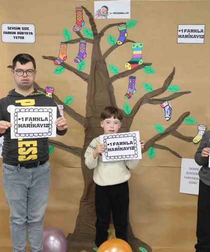 Muğla'da çoraplar farkındalık için boyandı