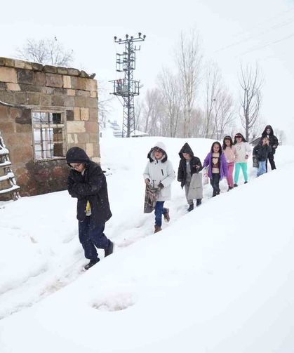 Muş'ta kar üstünde bayram sevinci
